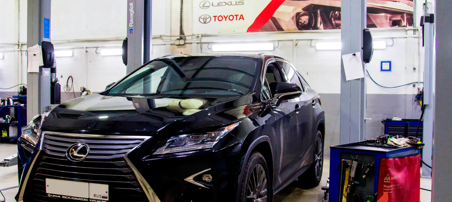 Меняем рычаг передней подвески на автомобиле Lexus RX 350