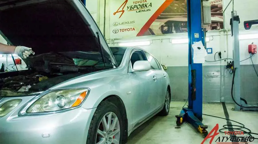 Меняем радиатор системы охлаждения силового агрегата на Lexus GS 300